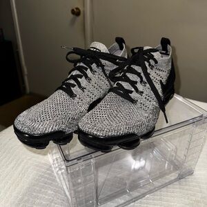 Nike Men's VaporMax Athletic Shoes Gray and Black Flyknit Sneakers
